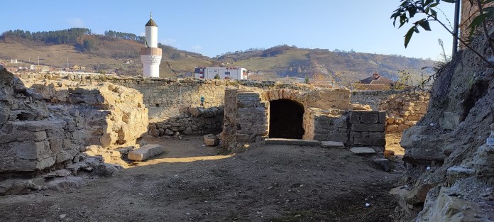 basar-basol-odusevljen-nalazima-na-bedemu-(foto)