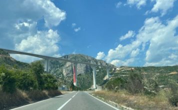 Automobil iz Novog Pazara sleteo u kanjon Morače! Ima nastradalih automobil-iz-novog-pazara-sleteo-u-kanjon-morace!-ima-nastradalih