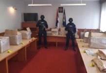 FOTO // U 17 paketa prevozili 215 kilograma marihuane foto-//-u-17-paketa-prevozili-215-kilograma-marihuane