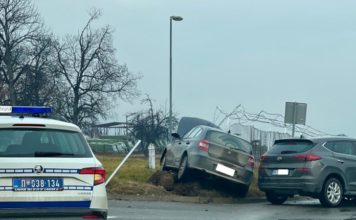 Udes kod kasarne u Novom Pazaru (FOTO) udes-kod-kasarne-u-novom-pazaru-(foto)