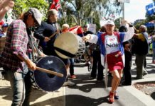 Ispred hotela u Melburnu okupljeni pružaju podršku Novaku ispred-hotela-u-melburnu-okupljeni-pruzaju-podrsku-novaku