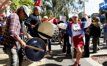 Ispred hotela u Melburnu okupljeni pružaju podršku Novaku ispred-hotela-u-melburnu-okupljeni-pruzaju-podrsku-novaku
