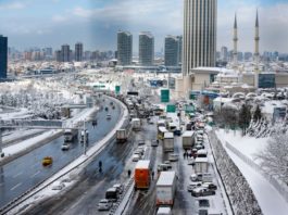 sneg-u-istanbulu:-letovi-obustavljeni,-automobilima-zabranjen-izlazak-na-ulice