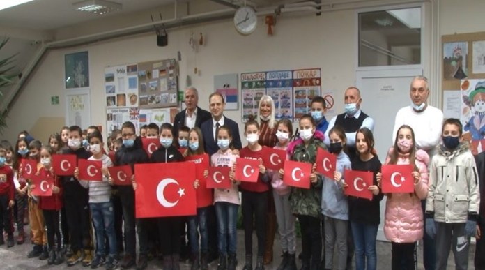 konzul-turske-u-novom-pazaru-posetio-skole-u-belim-vodama-i-muhovu konzul-turske-u-novom-pazaru-posetio-skole-u-belim-vodama-i-muhovu