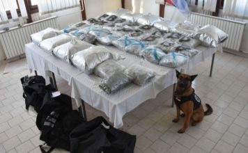 NOVOPAZARSKA POLICIJA ZAPLENILA VELIKU KOLIČINU DROGE! Kod Tutina uhapšena organizovana grupa kriminalaca (FOTO) novopazarska-policija-zaplenila-veliku-kolicinu-droge!-kod-tutina-uhapsena-organizovana-grupa-kriminalaca-(foto)