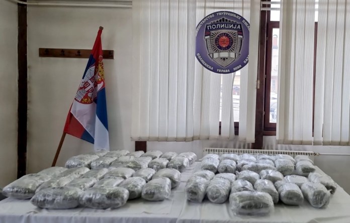 velika-zaplena-droge-kod-tutina!-novopazarska-policija-u-automobilu-pronasla-pune-torbe-marihuane-(foto)