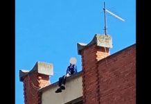 STRAŠNA SCENA U NOVOM PAZARU! Devočica sedi na ivici višespratnice strasna-scena-u-novom-pazaru!-devocica-sedi-na-ivici-visespratnice