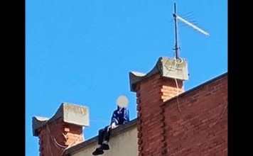 STRAŠNA SCENA U NOVOM PAZARU! Devočica sedi na ivici višespratnice strasna-scena-u-novom-pazaru!-devocica-sedi-na-ivici-visespratnice