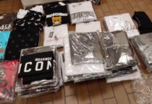 Putnički kombi pun firmirane garderobe sakrivene ispod polovnih stvari putnicki-kombi-pun-firmirane-garderobe-sakrivene-ispod-polovnih-stvari