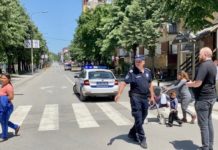 Zbog dojave o bombi blokiran saobraćaj u centru Pazara! Policija i dalje pretražuje školu (VIDEO) zbog-dojave-o-bombi-blokiran-saobracaj-u-centru-pazara!-policija-i-dalje-pretrazuje-skolu-(video)