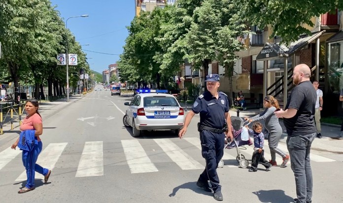 zbog-dojave-o-bombi-blokiran-saobracaj-u-centru-pazara!-policija-i-dalje-pretrazuje-skolu-(video)