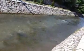 ZASTRAŠUJUĆE SCENE U NOVOM PAZARU! Nepoznata tečnost se uliva u reku! Nadležni tragaju za zagađivačem zastrasujuce-scene-u-novom-pazaru!-nepoznata-tecnost-se-uliva-u-reku!-nadlezni-tragaju-za-zagadjivacem