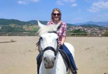 OŠ “Desanka Maksimović” organizovala posetu Konjičkom klubu za decu sa posebnim potrebama (FOTO) os-“desanka-maksimovic”-organizovala-posetu-konjickom-klubu-za-decu-sa-posebnim-potrebama-(foto)