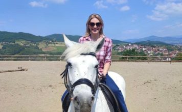 OŠ “Desanka Maksimović” organizovala posetu Konjičkom klubu za decu sa posebnim potrebama (FOTO) os-“desanka-maksimovic”-organizovala-posetu-konjickom-klubu-za-decu-sa-posebnim-potrebama-(foto)