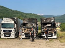 policija-intenzivno-traga-za-licem-koje-je-izazvalo-pozar-na-kamionima-u-novom-pazaru