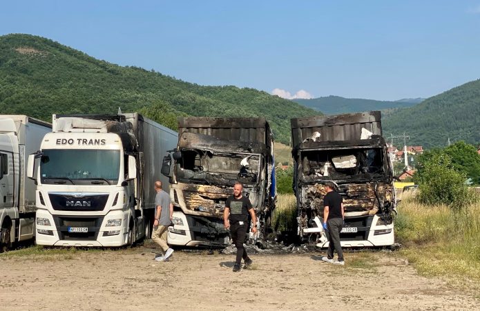 policija-intenzivno-traga-za-licem-koje-je-izazvalo-pozar-na-kamionima-u-novom-pazaru