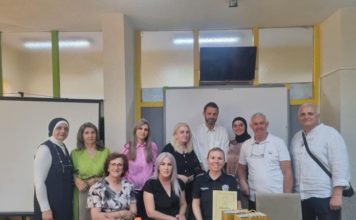 Direktorka OŠ “Vuk Karadžić” iz Novog Pazara dodelila zahvalnice službenicima PU Novi Pazar direktorka-os-“vuk-karadzic”-iz-novog-pazara-dodelila-zahvalnice-sluzbenicima-pu-novi-pazar