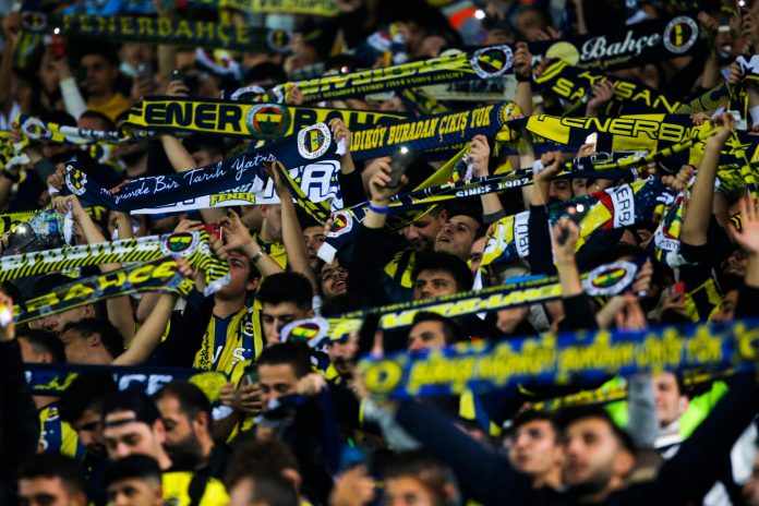 navijaci-fenerbahcea-na-utakmici-protiv-dinama-iz-kijeva-skandirali-ime-vladimira-putina!-klub-pod-istragom-uefa