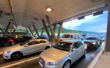 U kombiju sa putnicima iz Turske sakriveni parfemi, garderoba, obuća u-kombiju-sa-putnicima-iz-turske-sakriveni-parfemi,-garderoba,-obuca