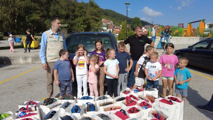 podjela-40-skolskih-pribora-za-bosnjacku-djecu-iz-nove-varosi-/video/