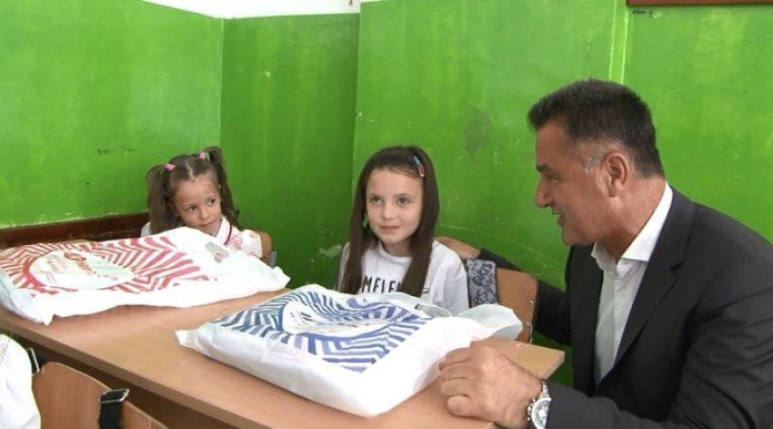 gradonacelnik-bisevac-delio-poklone-prvacima-os-”josanica”-–-indeksonline.rs gradonacelnik-bisevac-delio-poklone-prvacima-os-”josanica”-–-indeksonline.rs