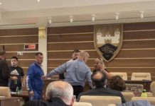 INCIDENT U SJENICI! Simpatizerka SPP upala u skupštinsku salu i nasrnula na odbornika incident-u-sjenici!-simpatizerka-spp-upala-u-skupstinsku-salu-i-nasrnula-na-odbornika