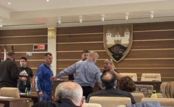 INCIDENT U SJENICI! Simpatizerka SPP upala u skupštinsku salu i nasrnula na odbornika incident-u-sjenici!-simpatizerka-spp-upala-u-skupstinsku-salu-i-nasrnula-na-odbornika