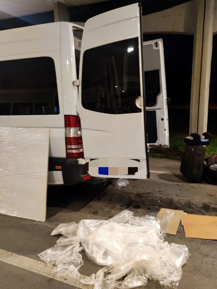 sprecen-pokusaj-krijumcarenja-cigareta-vrednih-11.600-evra-(foto) sprecen-pokusaj-krijumcarenja-cigareta-vrednih-11.600-evra-(foto)