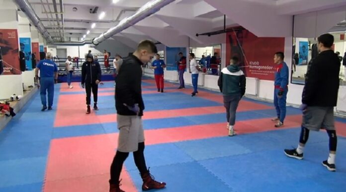 zlatna-rukavica-od-petka-do-nedelje:-alicic-i-ametovic-zovu-ljubitelje-boksa-u-pendik