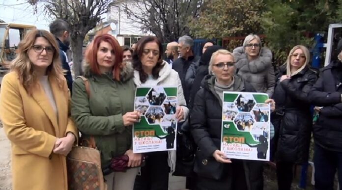 prosvetari-iz-novog-pazara-protestvovali-u-znak-solidarnosti-sa-kolegama-sirom-srbije