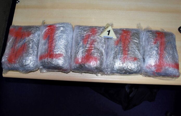 uhapsen-tutinac-sa-torbom-punom-droge-u-vozilu