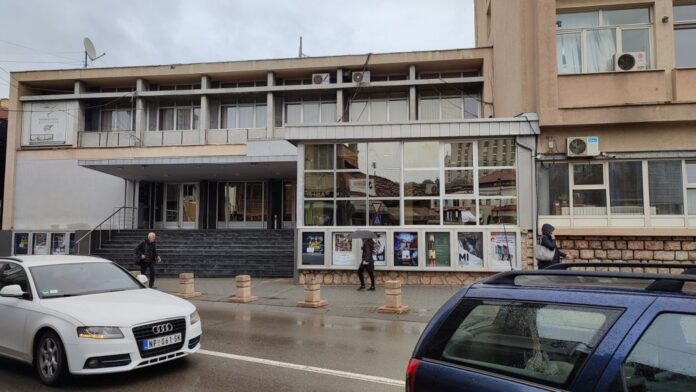 rse:-diznijev-film-sa-gej-tinejdzerom-nepozeljan-u-novom-pazaru