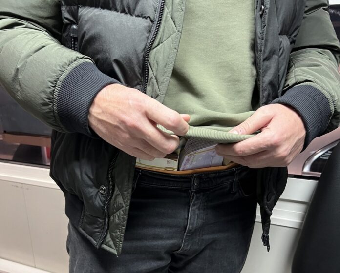 muskarac-sakrivao-vise-od-84.000-evra-za-pojasom