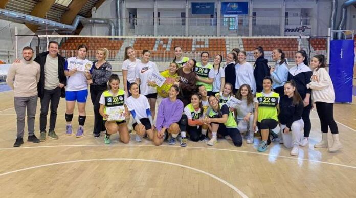 ucenice-medicinske-skole-i-ucenici-gimnazije-najbolji-u-odbojci,-dominacija-gimnazije-u-kosarci