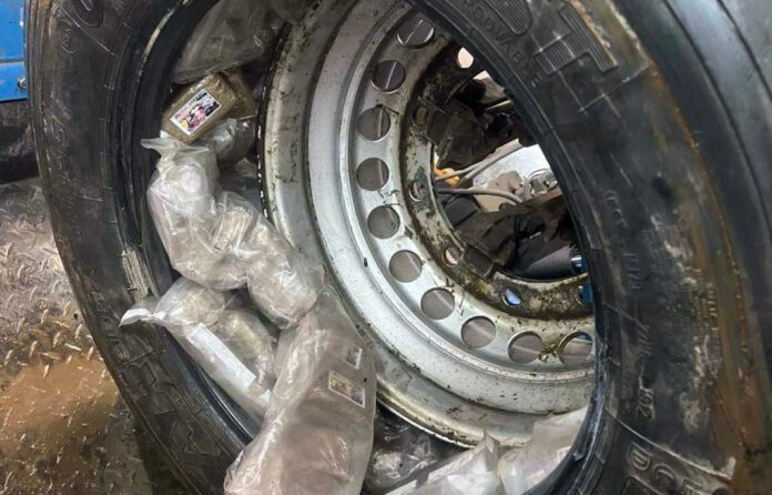 policija-je-pronasla-i-zaplenila-oko-71-kilogram-hasisa,-oko-40-kilograma-ekstazija-i-oko-50.000-komada-lsd-u-obliku-slicica