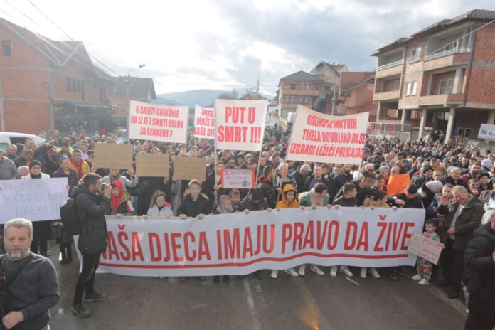 odrzan-protest-u-novom-pazaru!-okupljeni-trazili-trotoare,-video-nadzor,-usporivace-brzine-i-bolju-signalizaciju