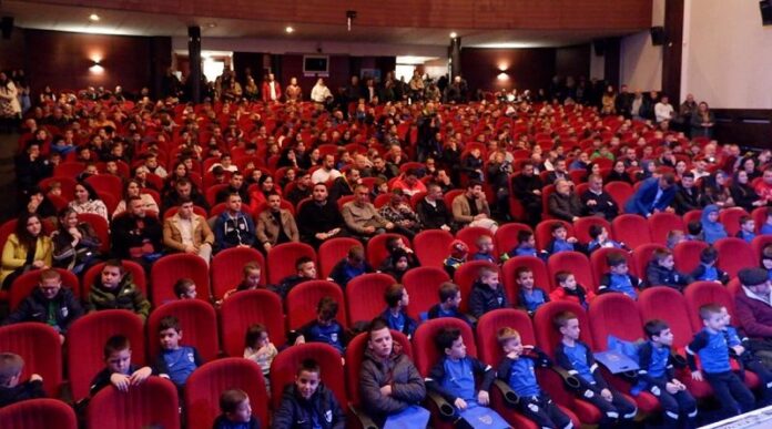 plavo-vece:-zahvalnice-prijateljima,-paketi-decacima-iz-skole-fudbala