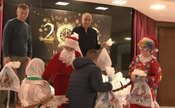 Humanitarne organizacije Otvorena ruka i Sevap obezbedili 100 paketića za najmlađe humanitarne-organizacije-otvorena-ruka-i-sevap-obezbedili-100-paketica-za-najmladje