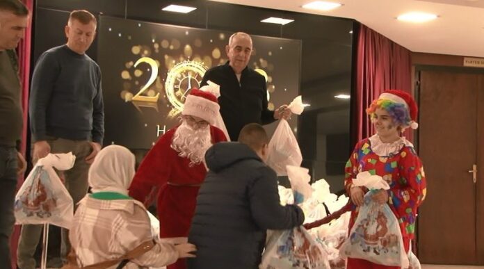 humanitarne-organizacije-otvorena-ruka-i-sevap-obezbedili-100-paketica-za-najmladje humanitarne-organizacije-otvorena-ruka-i-sevap-obezbedili-100-paketica-za-najmladje