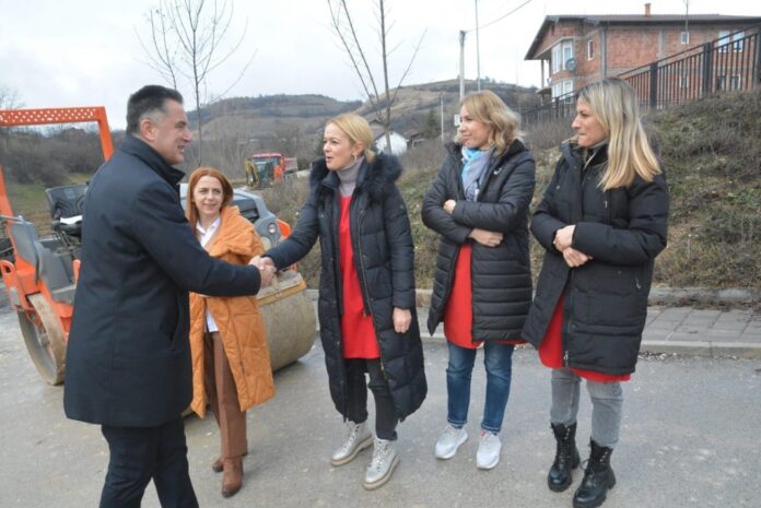 gradonacelnik-bisevac-obisao-ulicu-branislava-bakracevica-u-naselju-dezevski-put