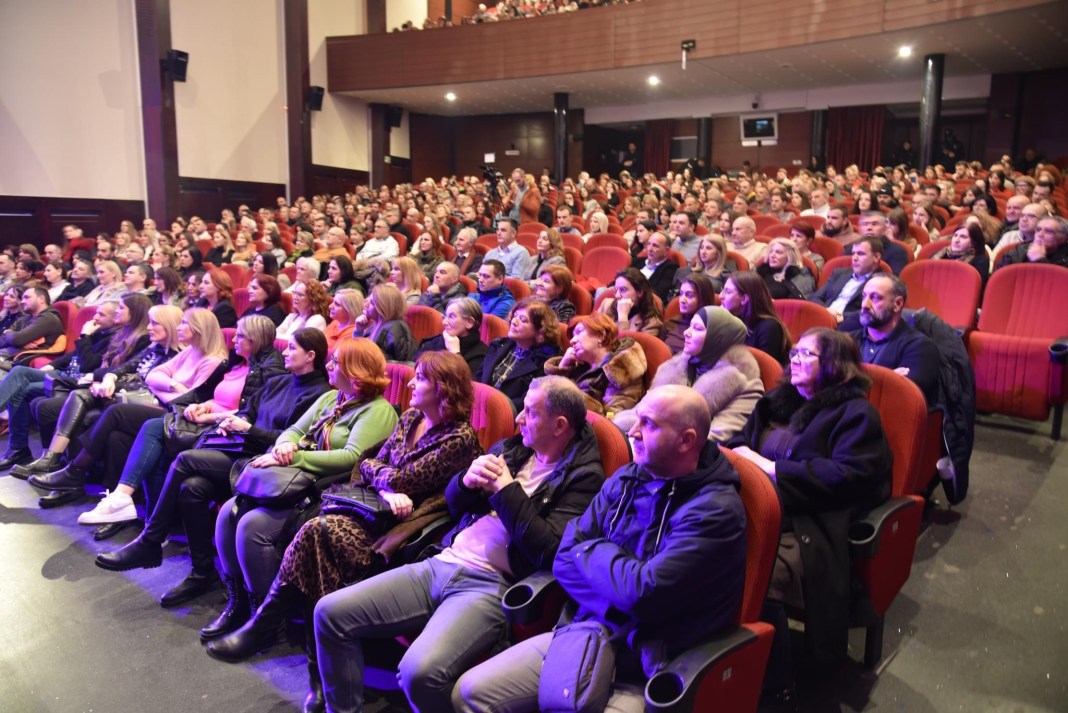 koncert-za-pamcenje!-novopazarska-publika-uzivala-uz-serbedziju