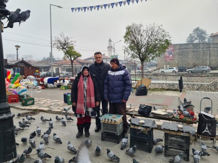 gradonacelnik-bisevac:-umesto-petarde,-nahrani-golubove