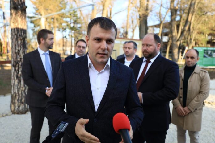 ministar-memic:-pocela-podela-vaucera,-mogu-i-gradjani-iznad-65.-koji-nisu-penzioneri