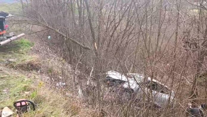 prijepolje:-vozac-“renoa”-izgubio-kontrolu-i-sleteo-niz-liticu