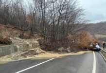 Palo brdo na vozilo na putu Novi Pazar – Ribariće! Saobraćaj u zastoju palo-brdo-na-vozilo-na-putu-novi-pazar-–-ribarice!-saobracaj-u-zastoju