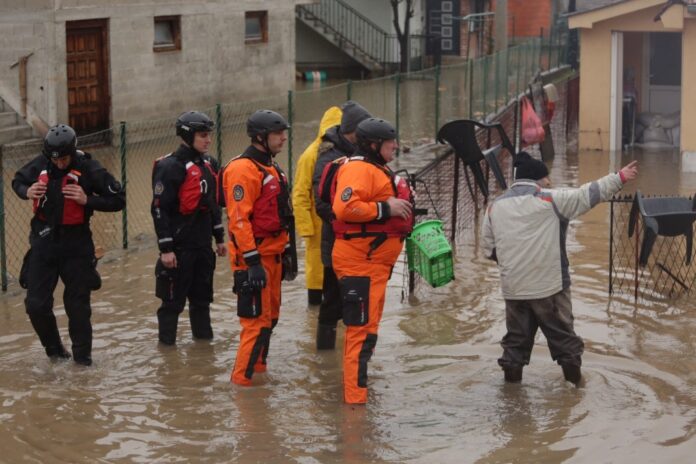 rastu-vodostaji-reka:-stradala-dvojica-muskaraca-u-novom-pazaru,-izlile-se-reke-i-u-dragacevu,-tutinu,-cacku,-kosovskoj-mitrovici…