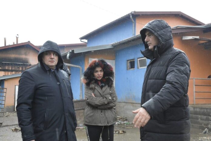 gradonacelnik-sa-saradnicima-na-terenu,-sagledavaju-se-posledice-poplava gradonacelnik-sa-saradnicima-na-terenu,-sagledavaju-se-posledice-poplava