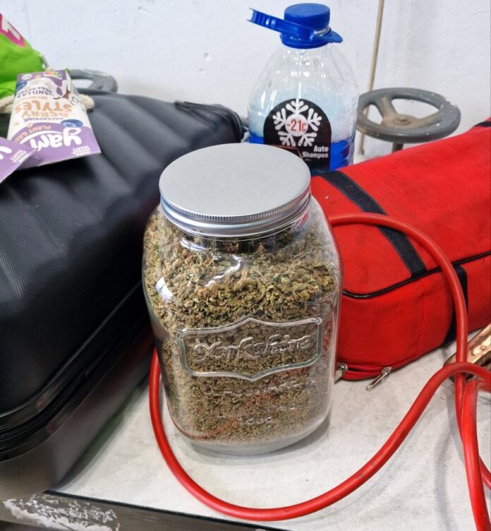 velika-tegla-puna-marihuane-medju-hranom