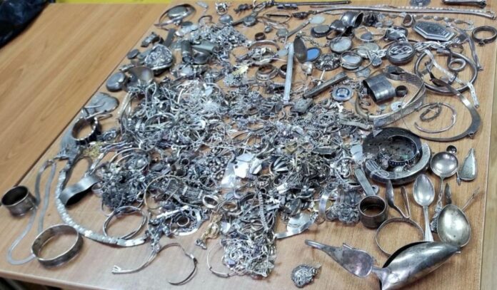 zaplenjeno-skoro-11-kilograma-predmeta-od-srebra-(foto) zaplenjeno-skoro-11-kilograma-predmeta-od-srebra-(foto)