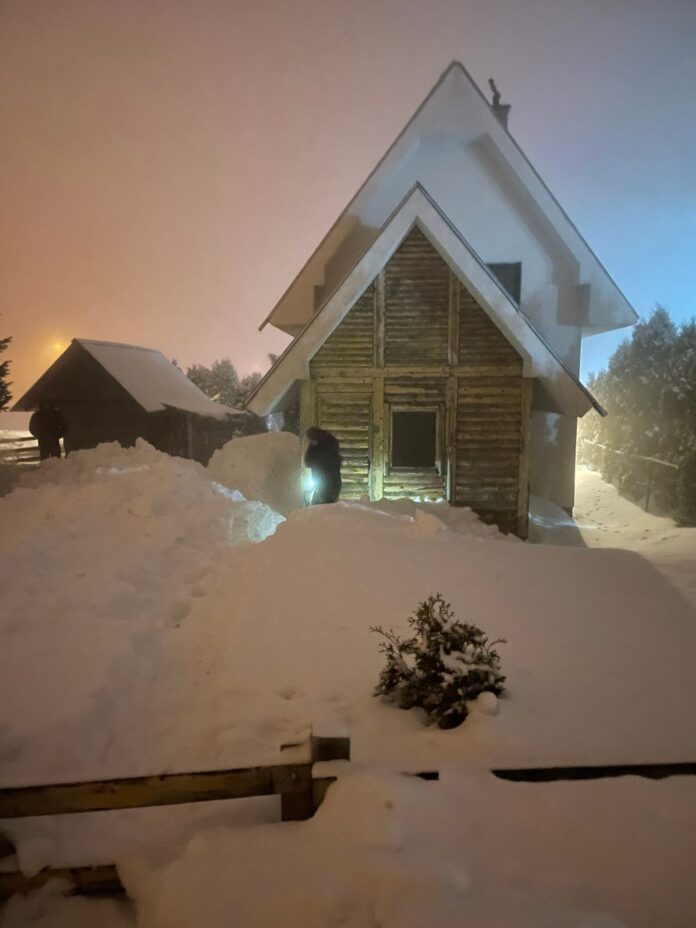 smetovi-na-goliji,-neprohodan-put-preko-planine smetovi-na-goliji,-neprohodan-put-preko-planine